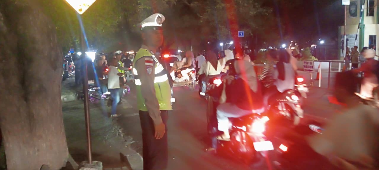 Hadir Ditengah Keramaian, Polantas Polresta Banda Aceh Urai Kemacetan