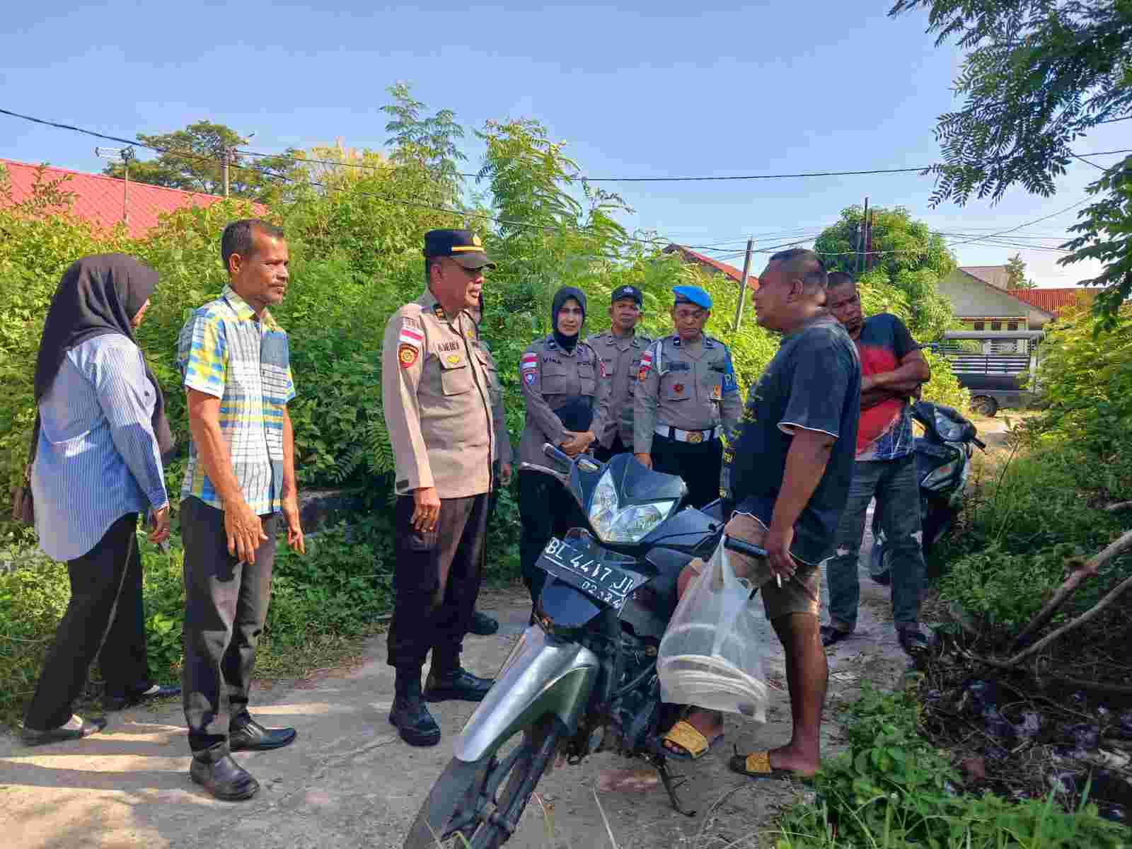 Tindak Lanjut Keluhan Warga Terkait Bangkai Ayam, Polsek Jaya Baru Turun ke TKP - Tribratanews Polresta Banda Aceh