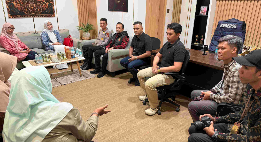 Sambangi Polresta Banda Aceh, Darwati Kawal Kasus Kekerasan Bayi di Daycare - Tribratanews Polresta Banda Aceh