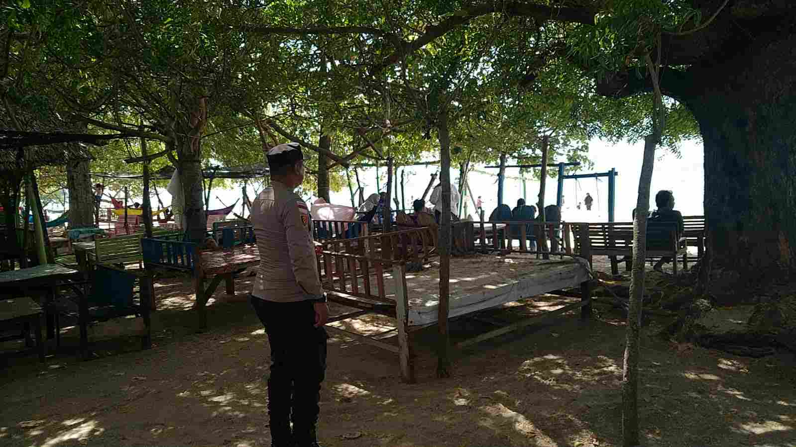 Objek Wisata Pasir Putih Dipantau Personel Polsek Mesjid Raya - Tribratanews Polresta Banda Aceh