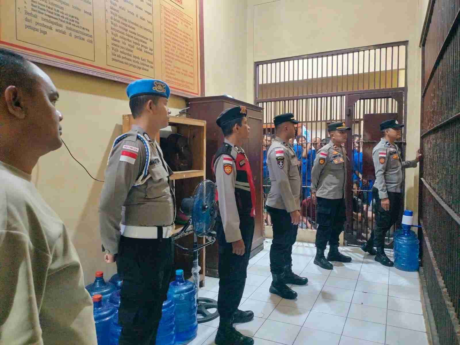 Pamapta SPKT Polresta Banda Aceh dan Piket Fungsi Cek Kondisi Rutan, Pastikan Keamanan serta Kesiapsiagaan Personel