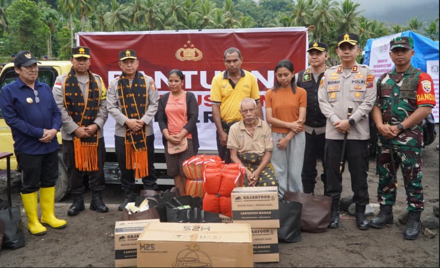 Bantuan Kemanusiaan Polri Tiba di Mauponggo, Disambut Antusias Warga dan Bupati