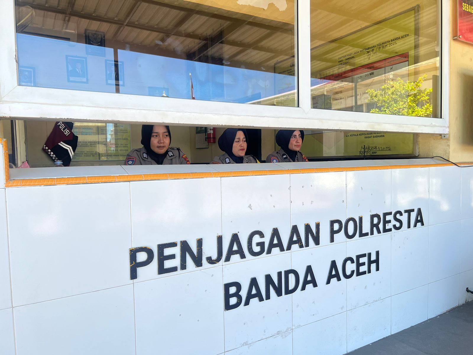 Hari Jumat, Polwan Polresta Banda Aceh Siaga Penjagaan Mako