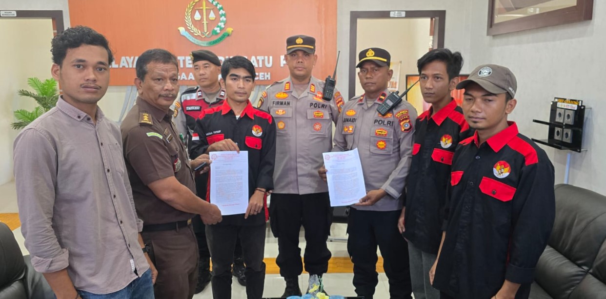 Sejumlah Aparat Kepolisian Berikan Pengamanan Terhadap Aksi Unjuk Rasa Secara Humanis