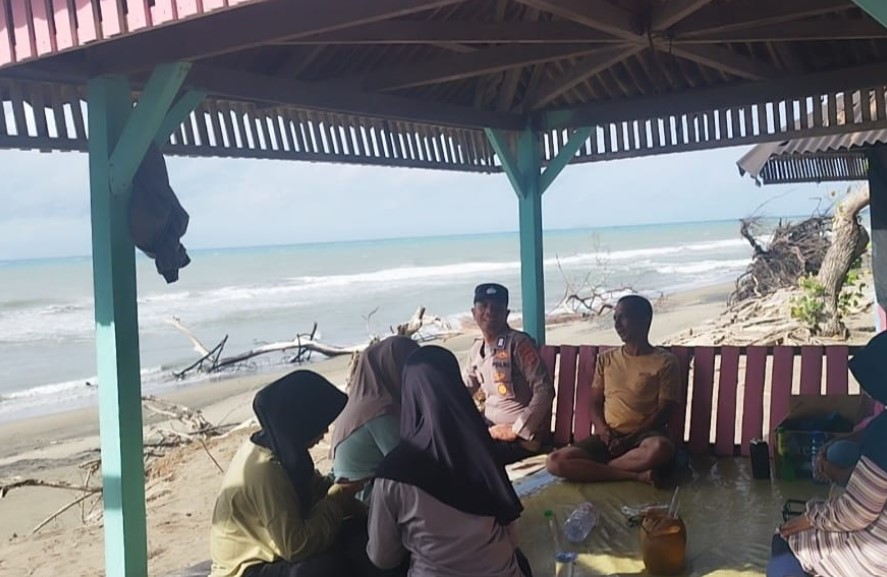 Ingatkan Warga Berhati-hati, Personel Polsek Krueng Raya Turun Ke Lokasi Wisata 