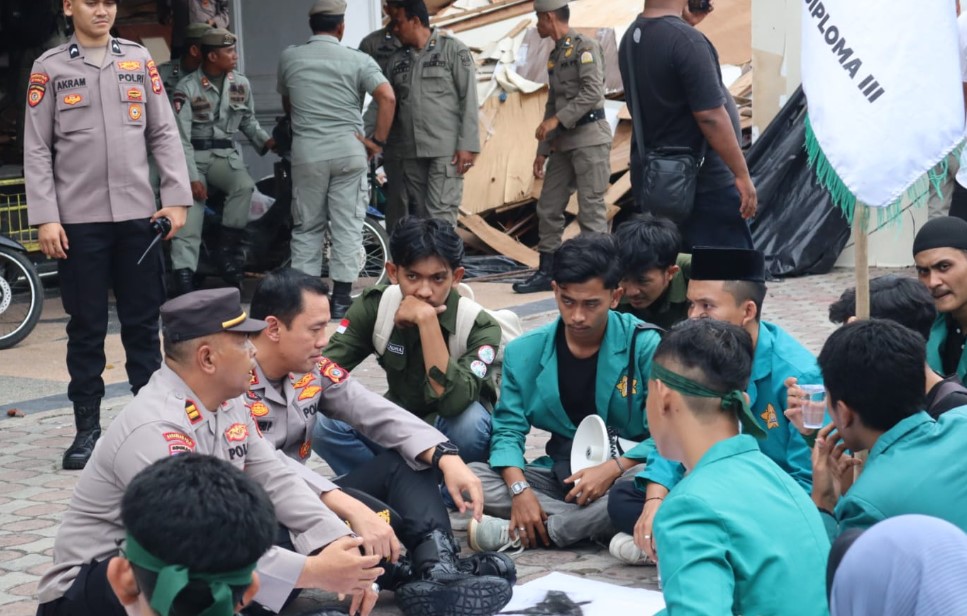 Pendekatan Humanis, Kapolresta Banda Aceh Duduk Bersama dengan Mahasiswa saat Unjuk Rasa