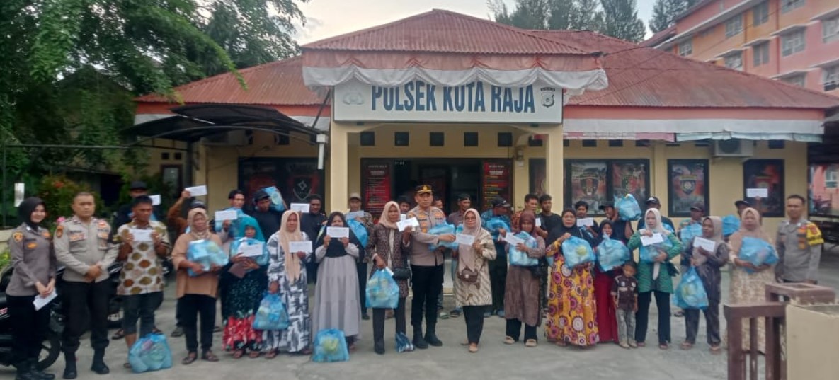 Sambut HKGB ke-73, Sebanyak 29 Pemulung Terima Bansos di Polsek Kutaraja
