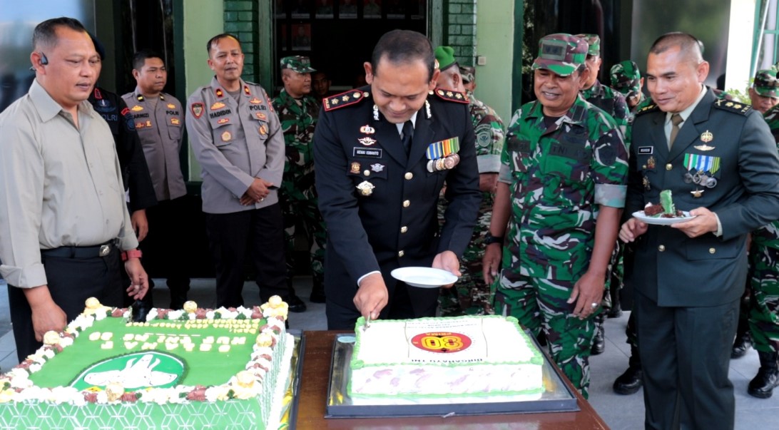 Meriahkan HUT TNI ke-80, Polresta Berikan Nasi Tumpeng  Untuk Personel Kodim 0101/KBA