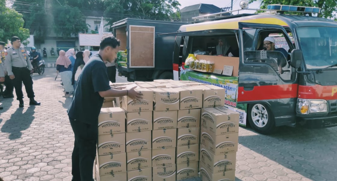 5 Ton Beras Murah Polresta Banda Aceh Ludes di Serbu Warga Ulee Kareng