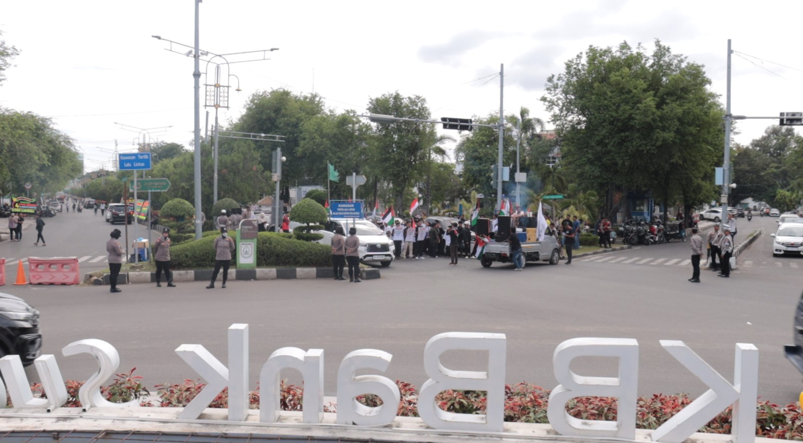 Puluhan Polisi Amankan Aksi Unras KAMMI di Tugu Simpang Lima