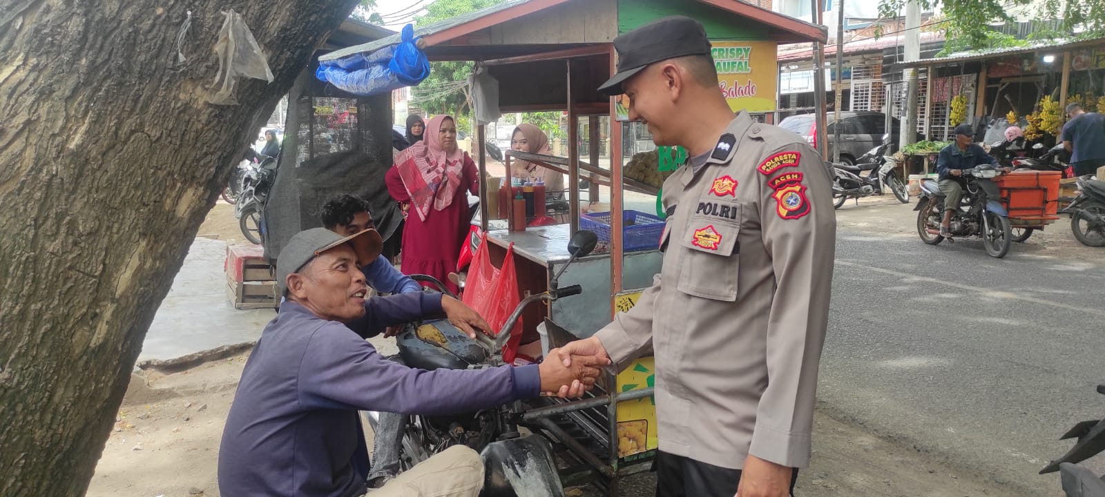 Personel Polresta Banda Aceh Lakukan Patroli Dialogis di lingkungan Warga Guna Rawat Kamtibmas 