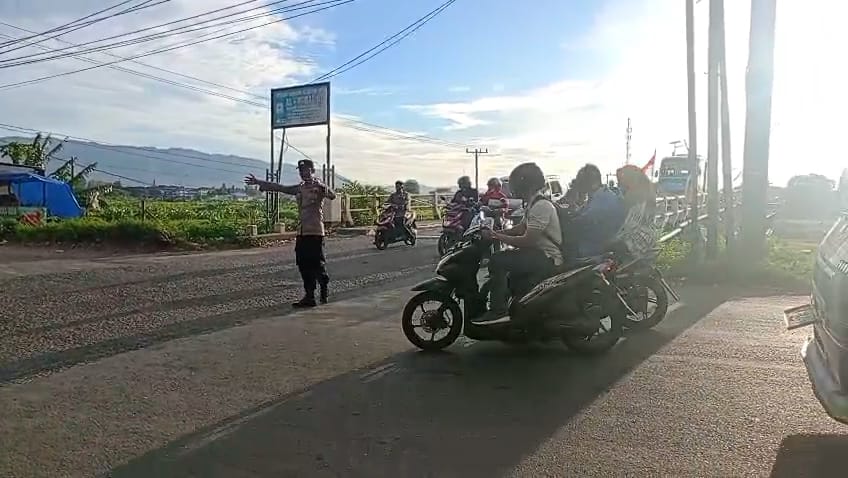 Polisi Urai Padatnya Arus Lalulintas di Jembatan Cot Iri 
