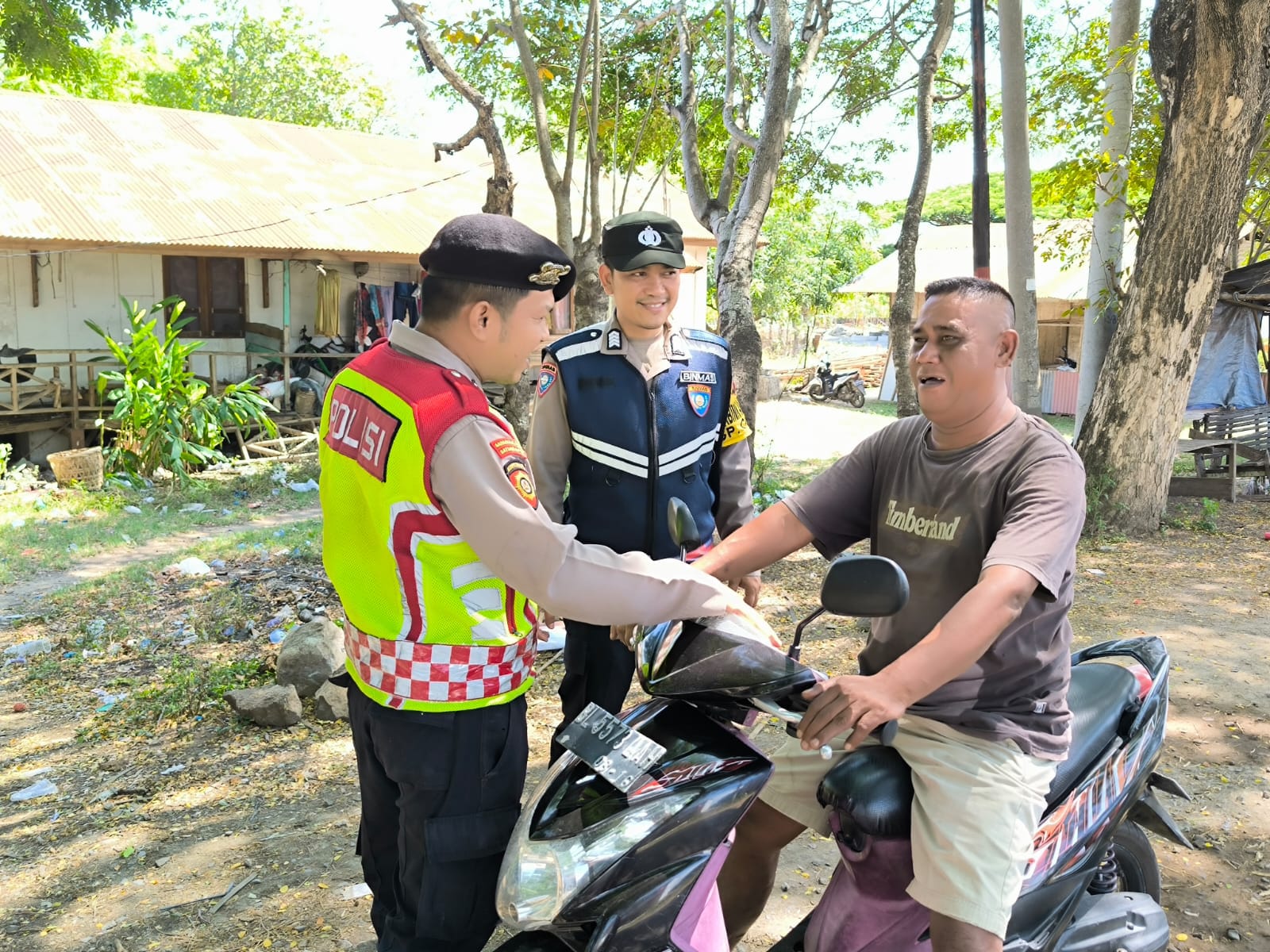 Warga Sampaikan Harapan disaat Polisi Lakukan Patroli Dialogis - Tribratanews Polresta Banda Aceh