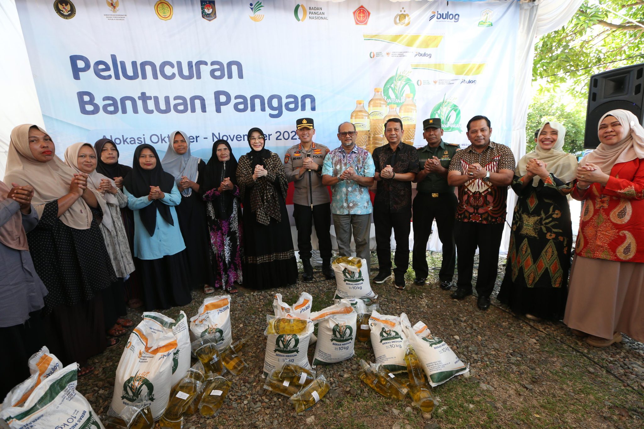 Pemko Banda Aceh Salurkan Bansos Beras dan Minyak Goreng Kepada Warga