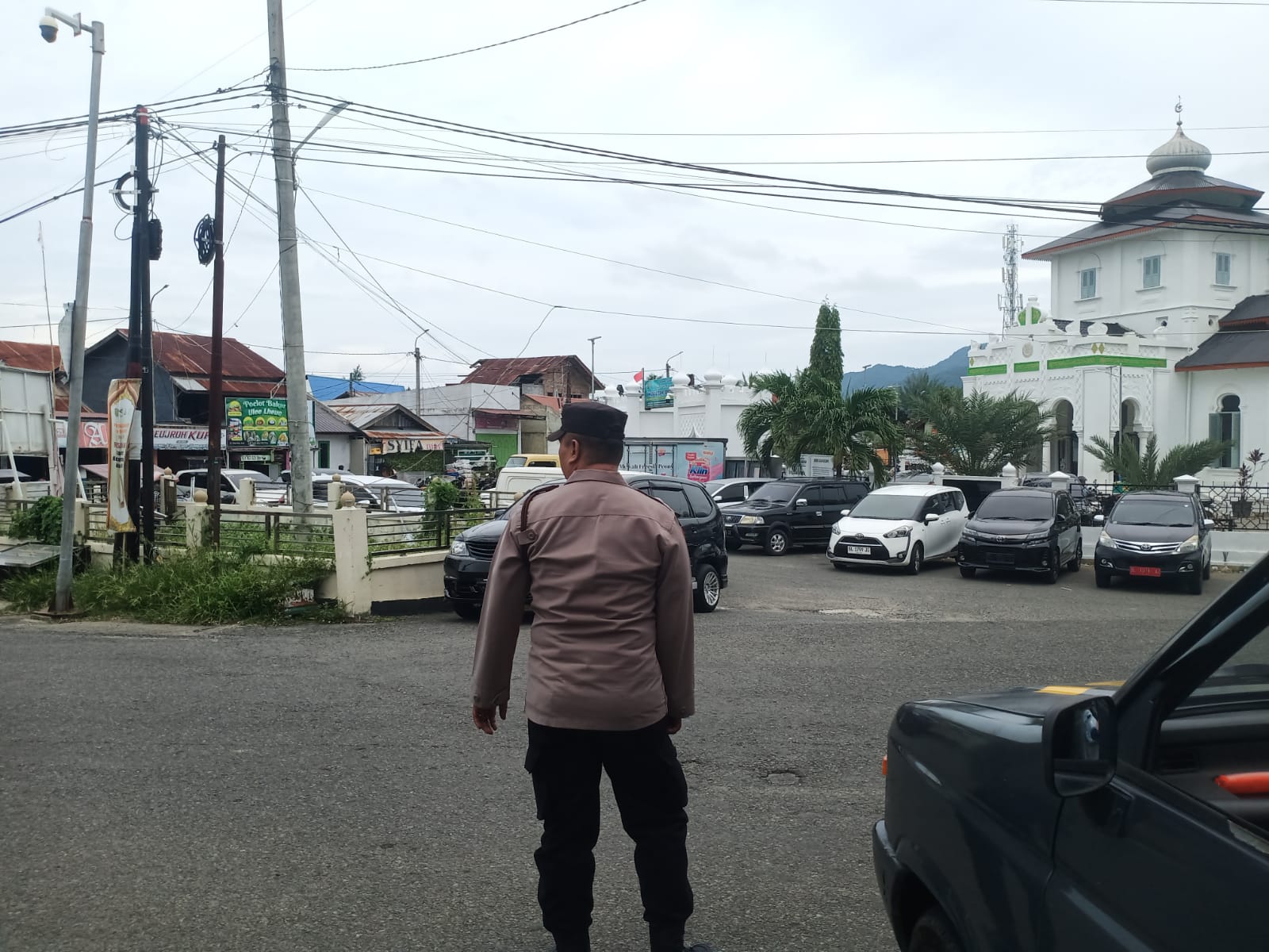 Cegah Terjadinya Curanmor di Masjid, Sejumlah Personel Polisi Berikan Pengamanan