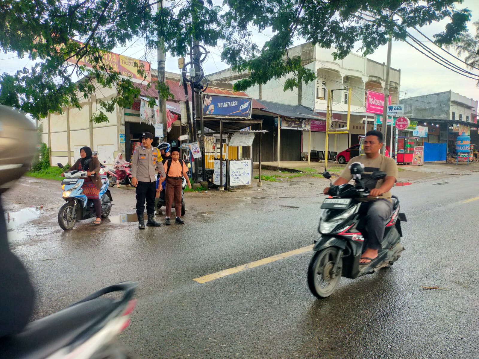 Kehadiran Polisi di Strong Point Membantu Lancarnya Lalulintas 