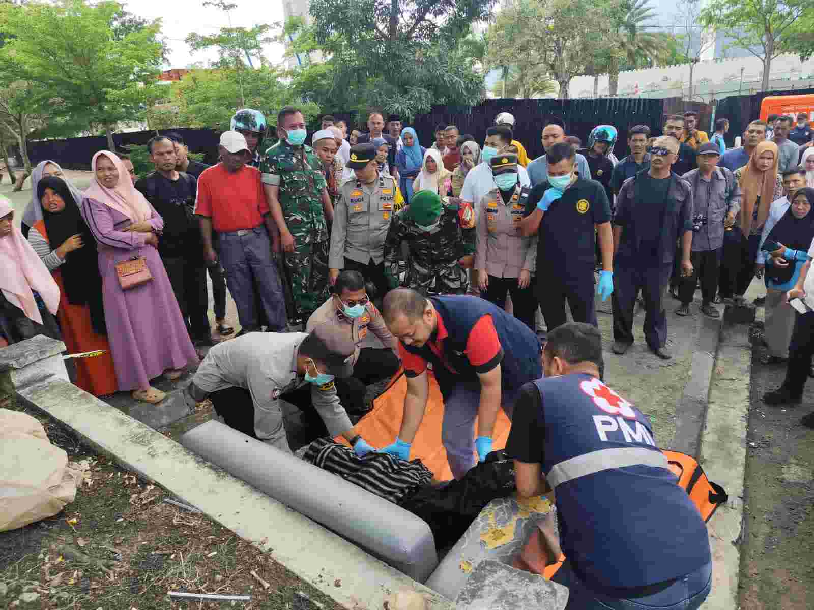 Polisi Olah TKP Penemuan Mayat Tanpa Identitas di Halte Trans Kutaraja