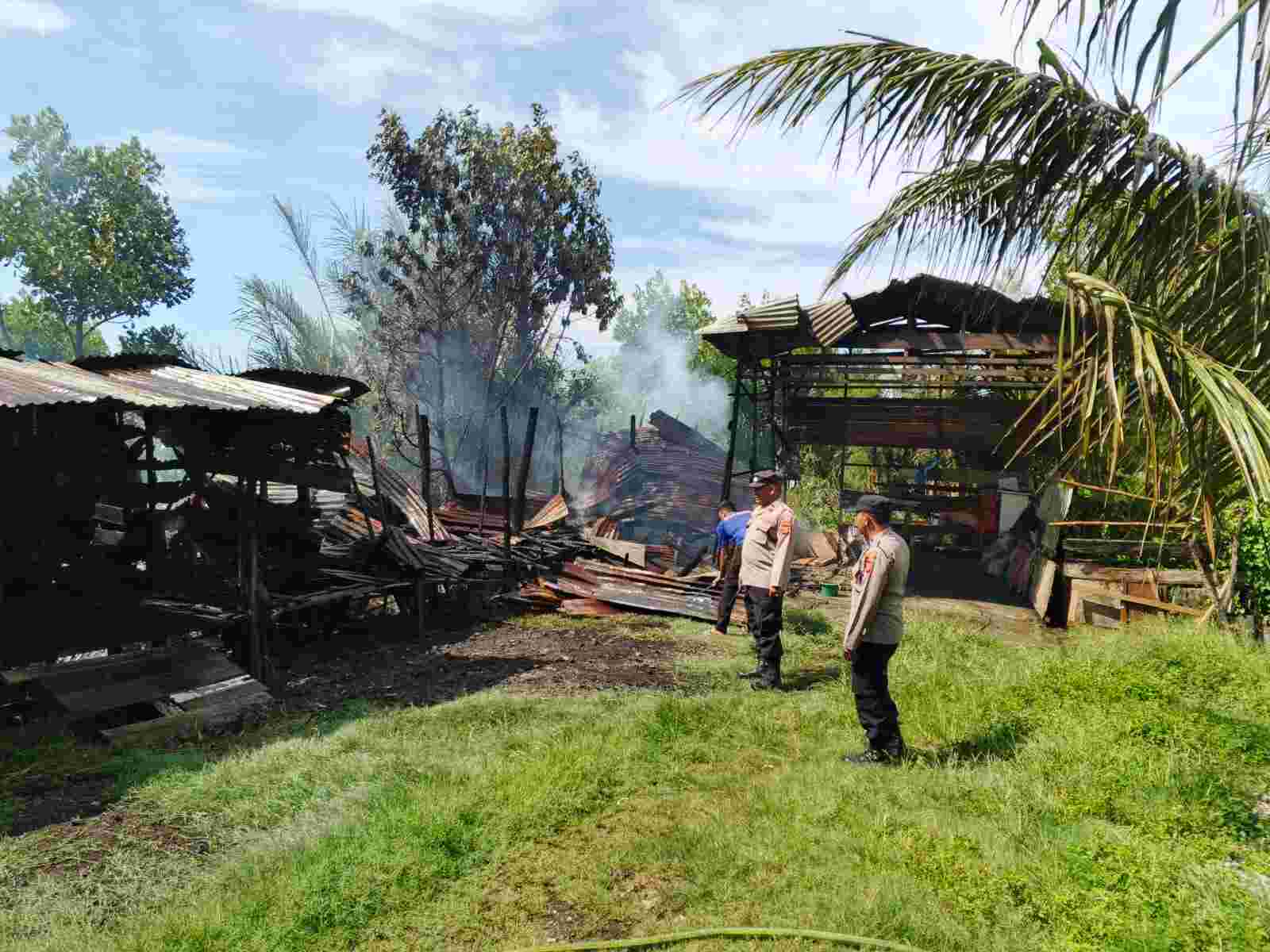 Bekas Kandang Kambing Terbakar, Polisi Amankan TKP 