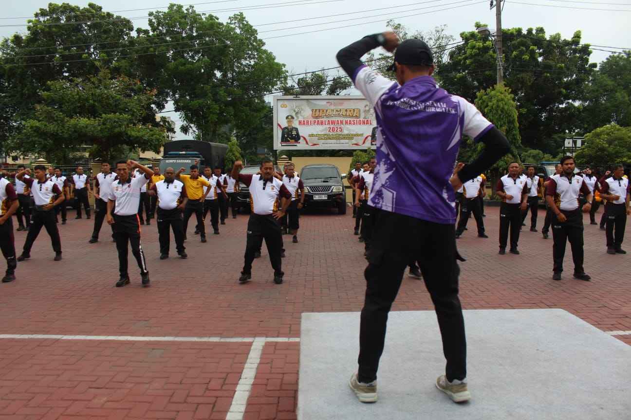 Personel Polresta Banda Aceh Senam Sehat Bersama Karyawan BSI KCP Jambo Tape