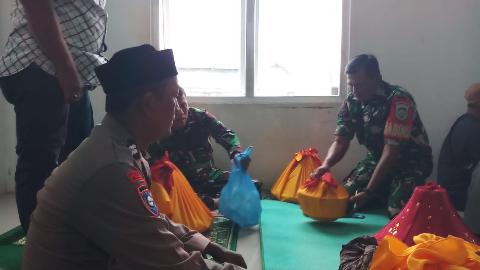 Personel Polsek Peukan Bada Hadiri Maulid Nabi Muhammad SAW di Gampong Lamlumpu