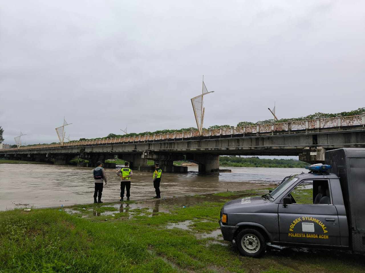 Cegah Banjir, Personel Polsek Syiah Kuala Pantau Ketinggian Debit Air
