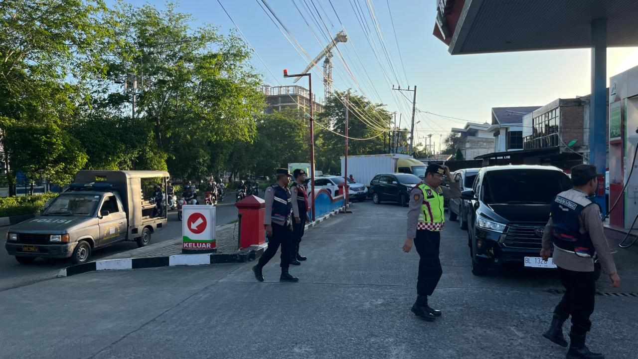 Meningkatnya Antrean di SPBU, Personel Polsek Syiah Kuala Urai Kemacetan dengan Sistem Buka Tutup