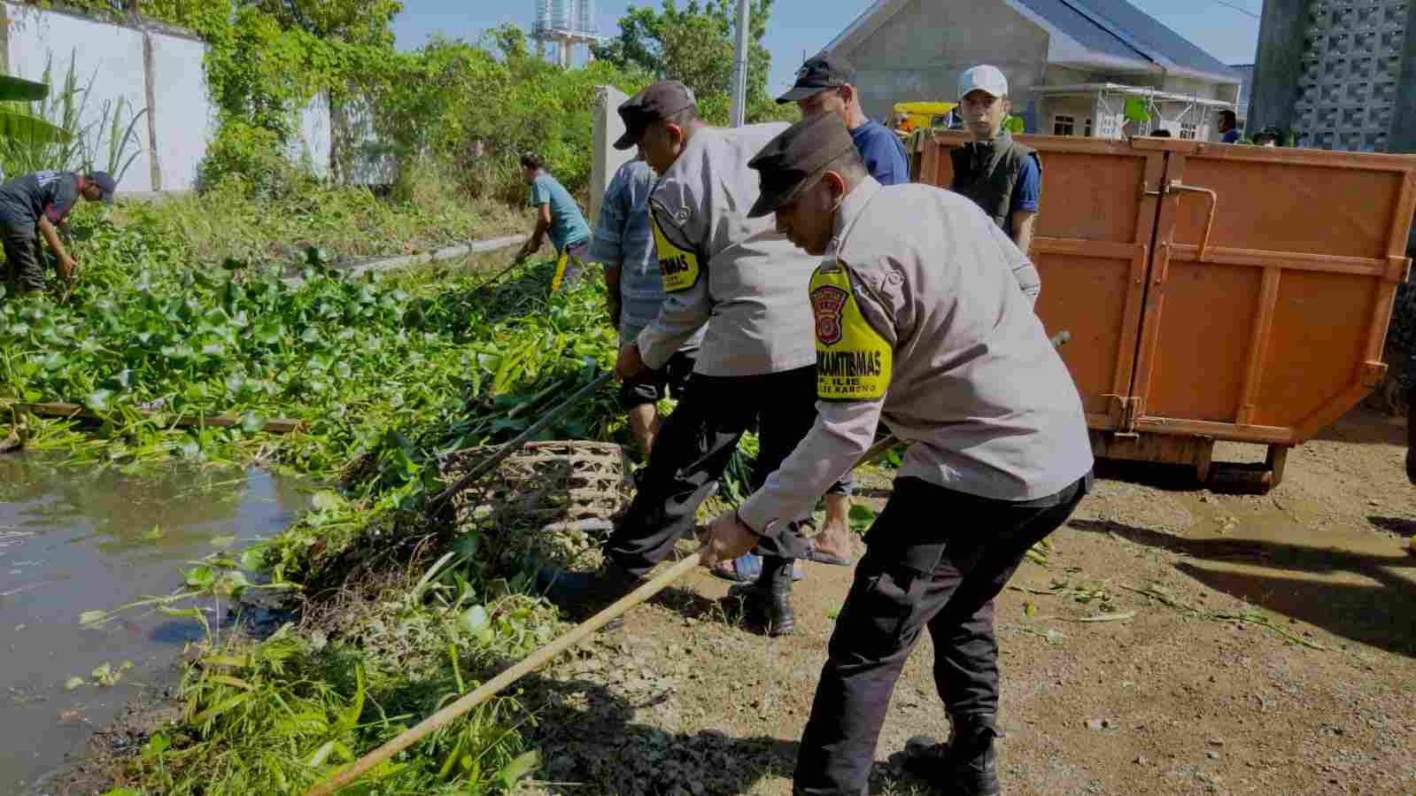 Bhabinkamtibmas Polsek Ulee Kareng Bersama Warga Gotong Royong