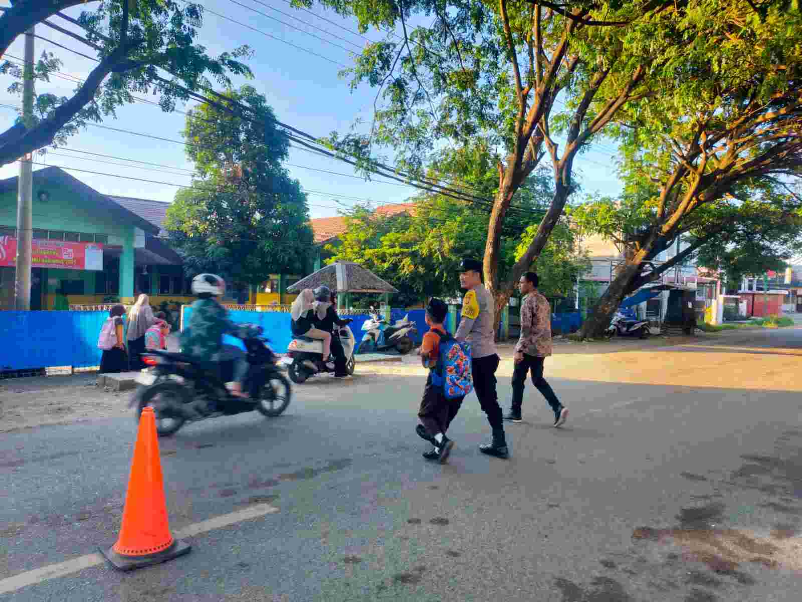 Peduli Keselamatan, Polisi di Banda Aceh Seberangkan Anak Sekolah