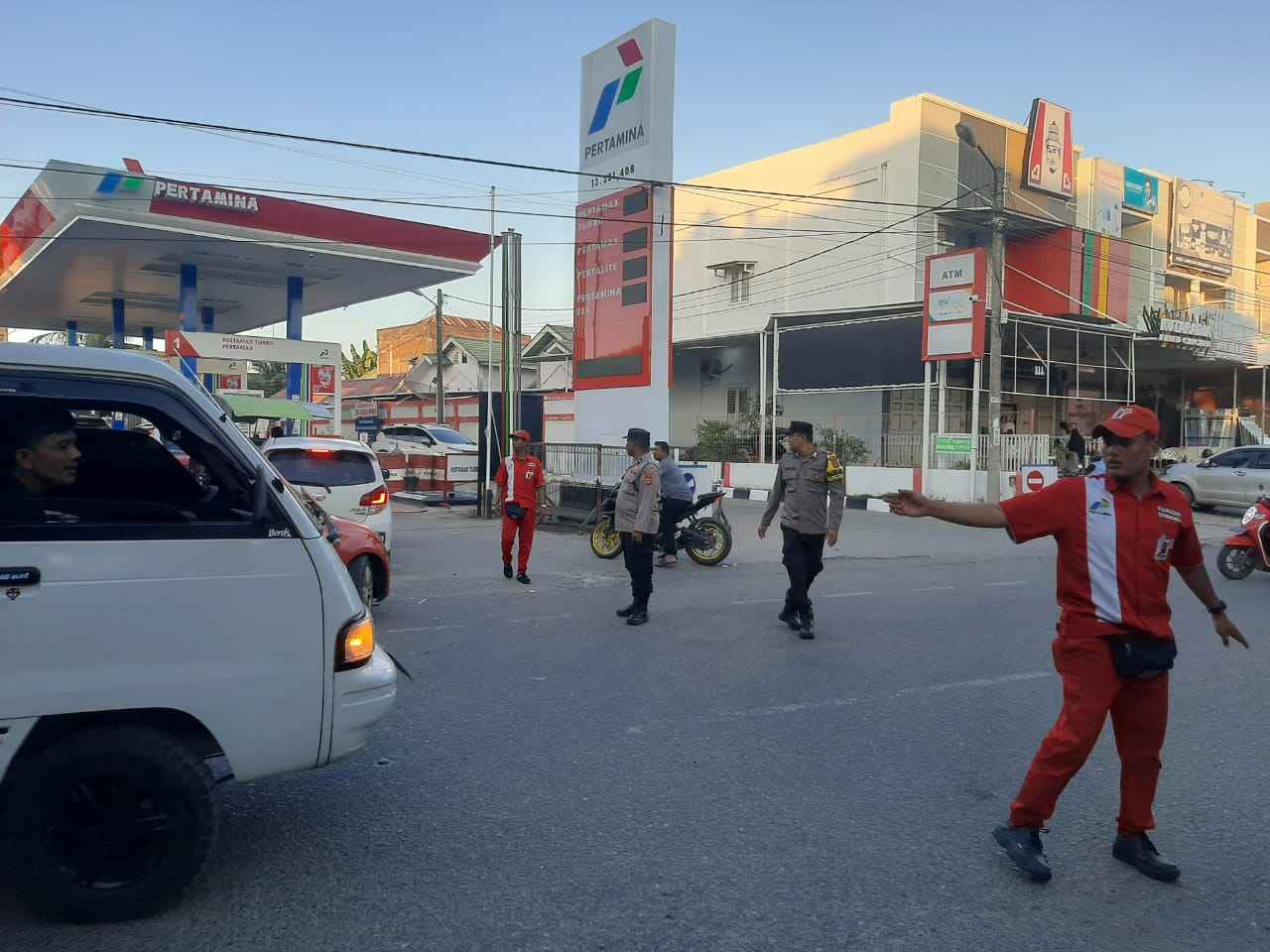 Antrean SPBU Memanjang Ratusan Meter, Polisi Urai Kemacetan