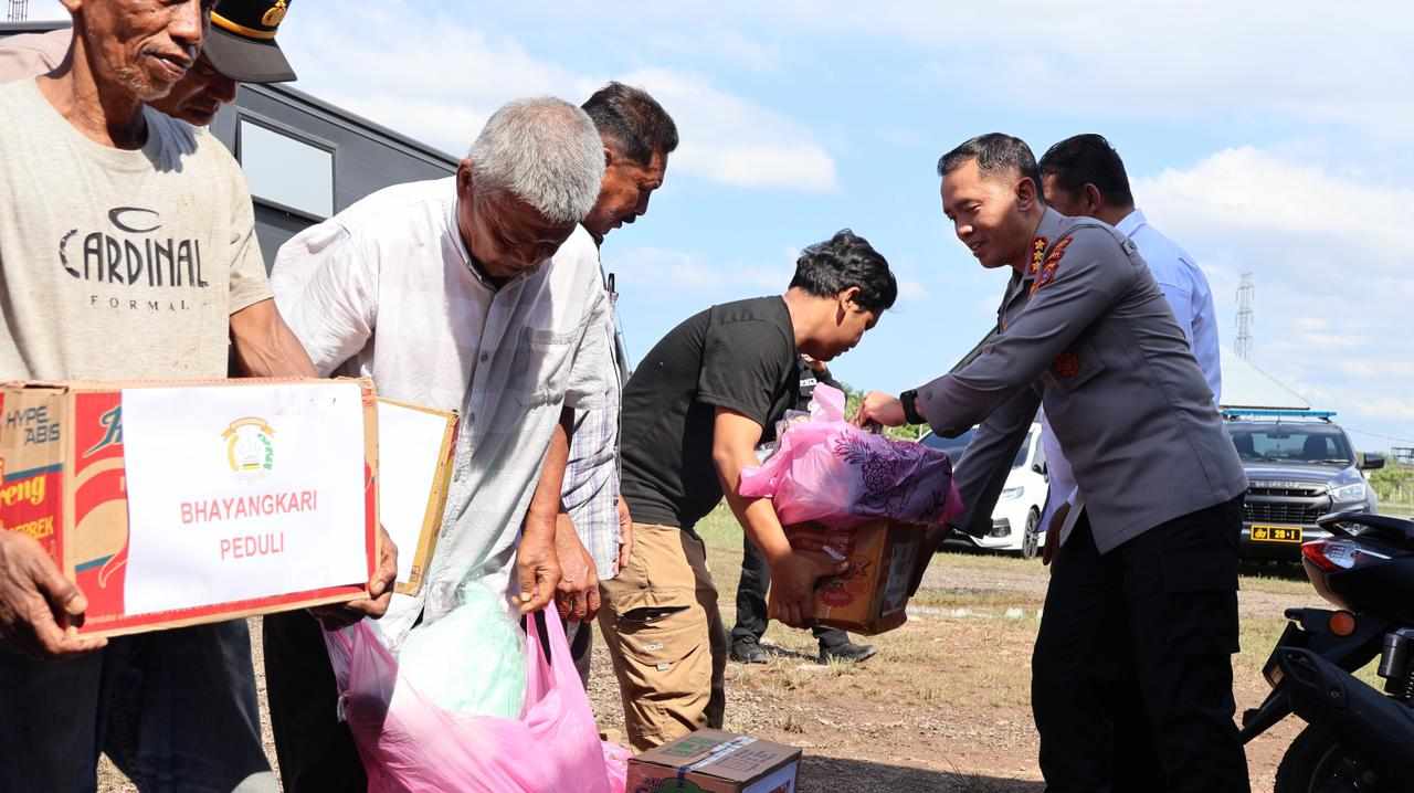 Peduli Korban Dampak Banjir, Kapolresta dan Bhayangkari Bagikan Sembako