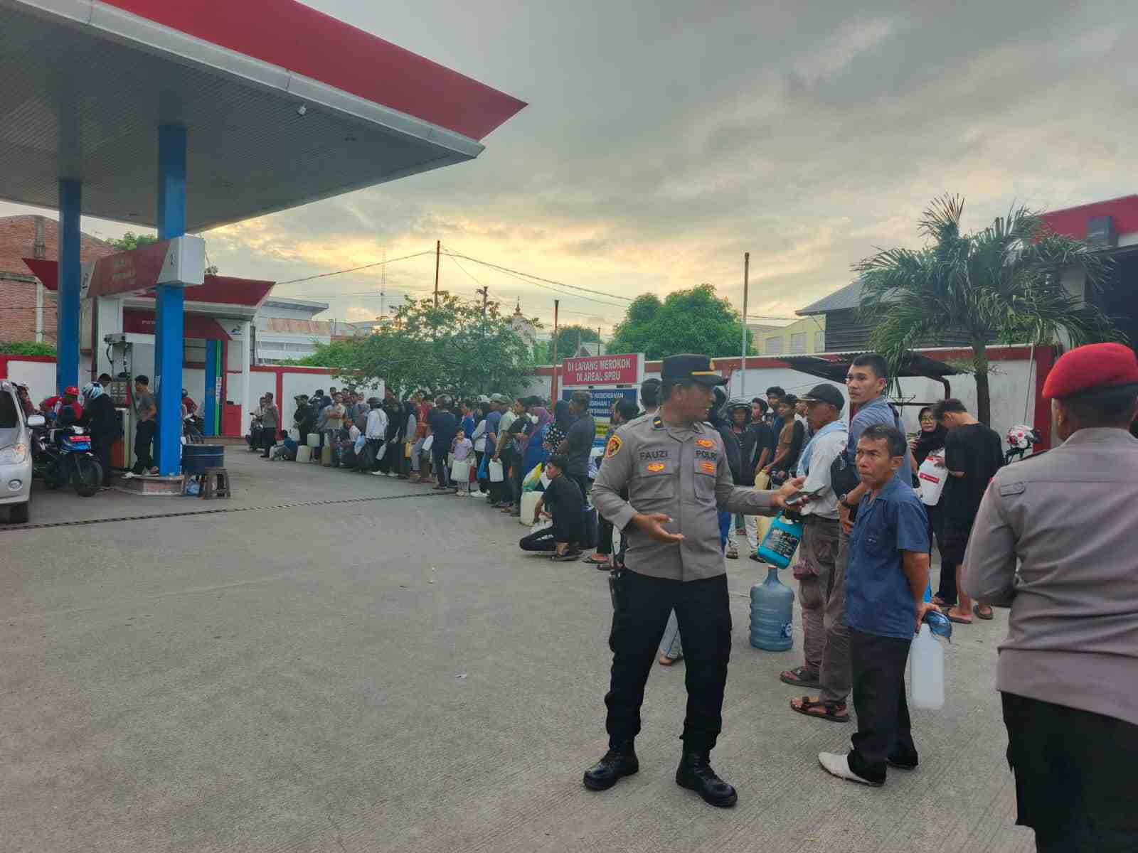 Antrean di SPBU Memanjang, Ratusan Personel Polresta di Kerahkan - Tribratanews Polresta Banda Aceh