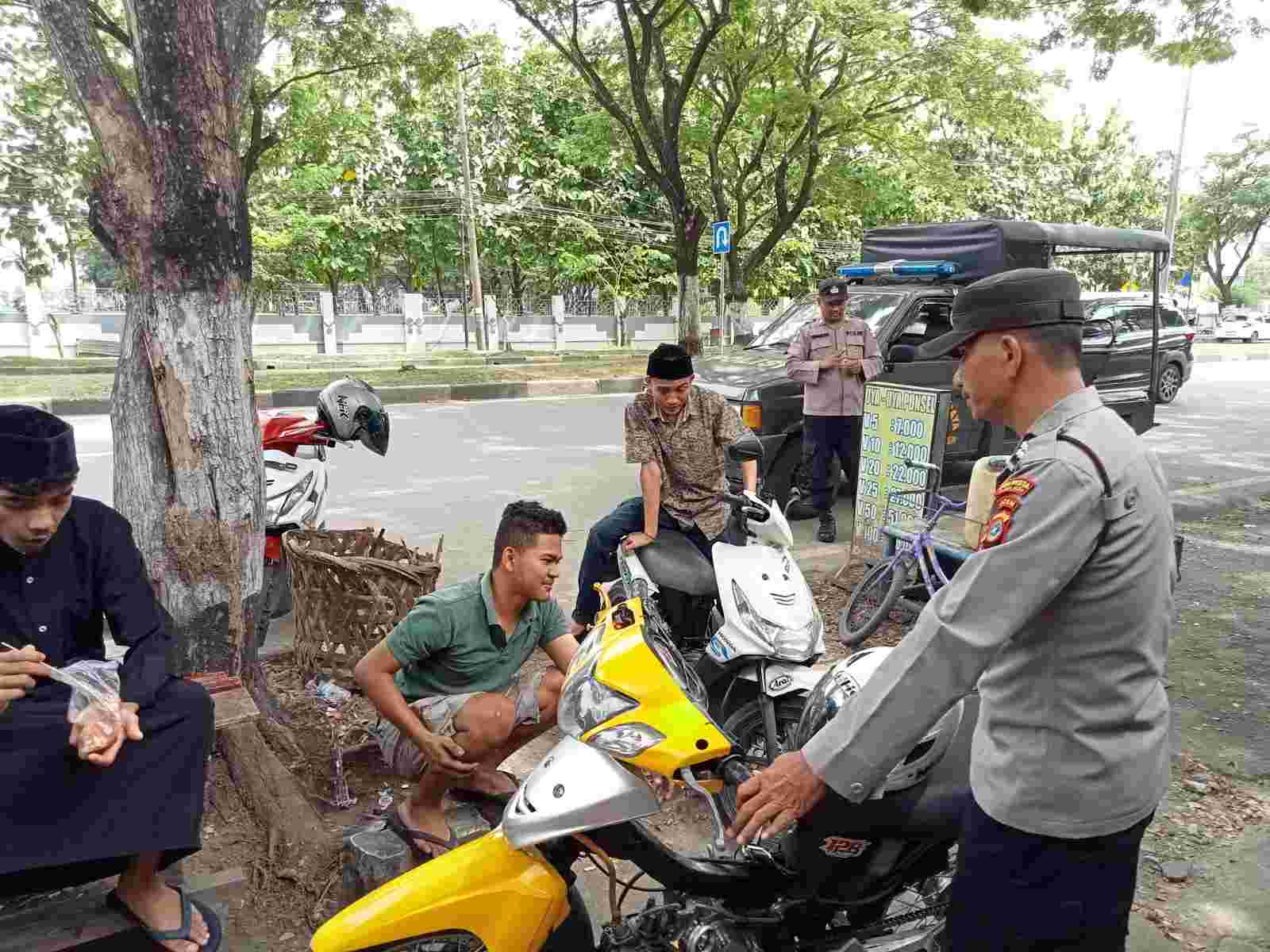 Keakraban Polri Bersama Warga Saat Patroli di Banda Aceh