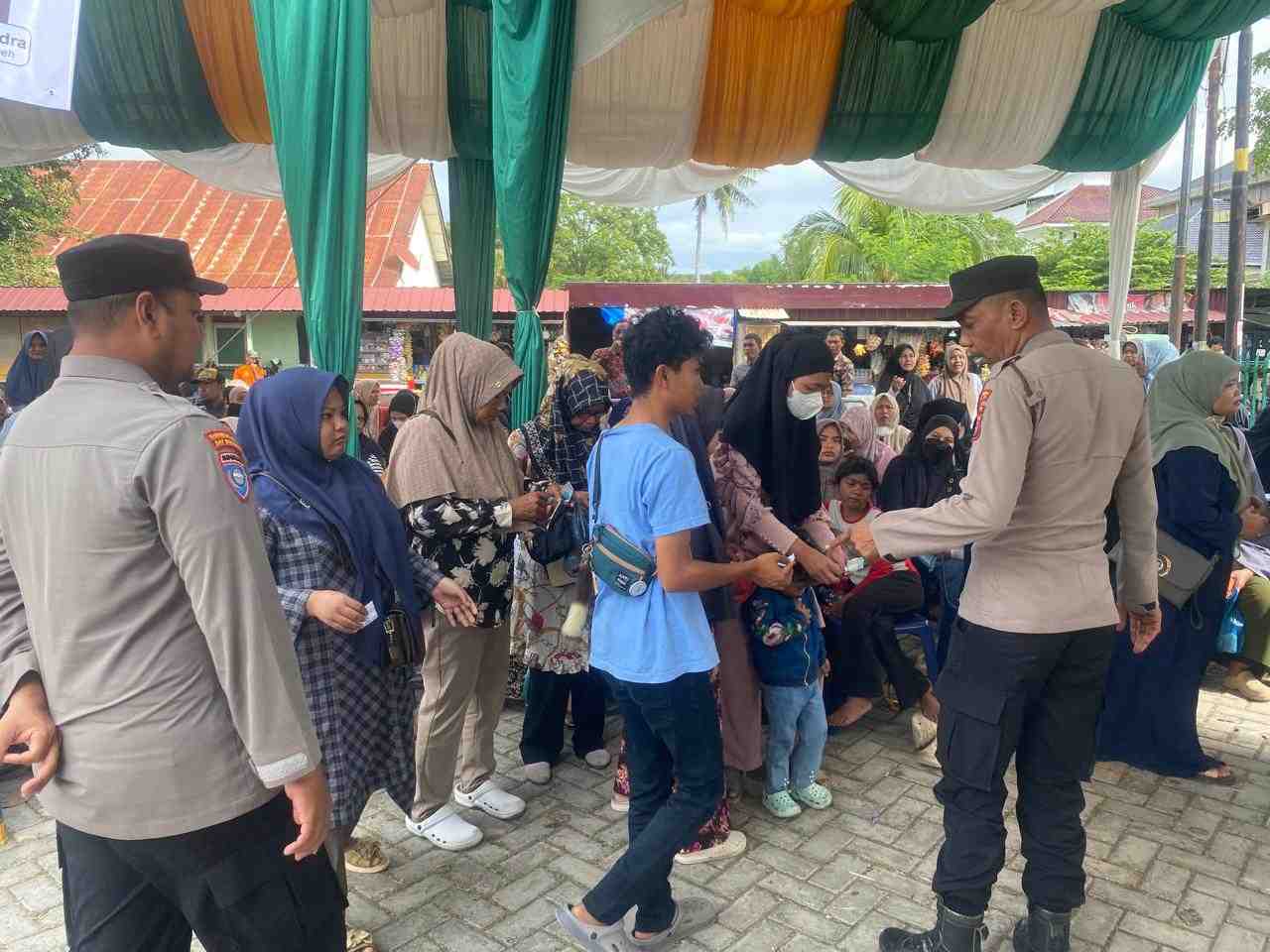 Personel Polsek Syiah Kuala Sukses Amankan Pasar Murah