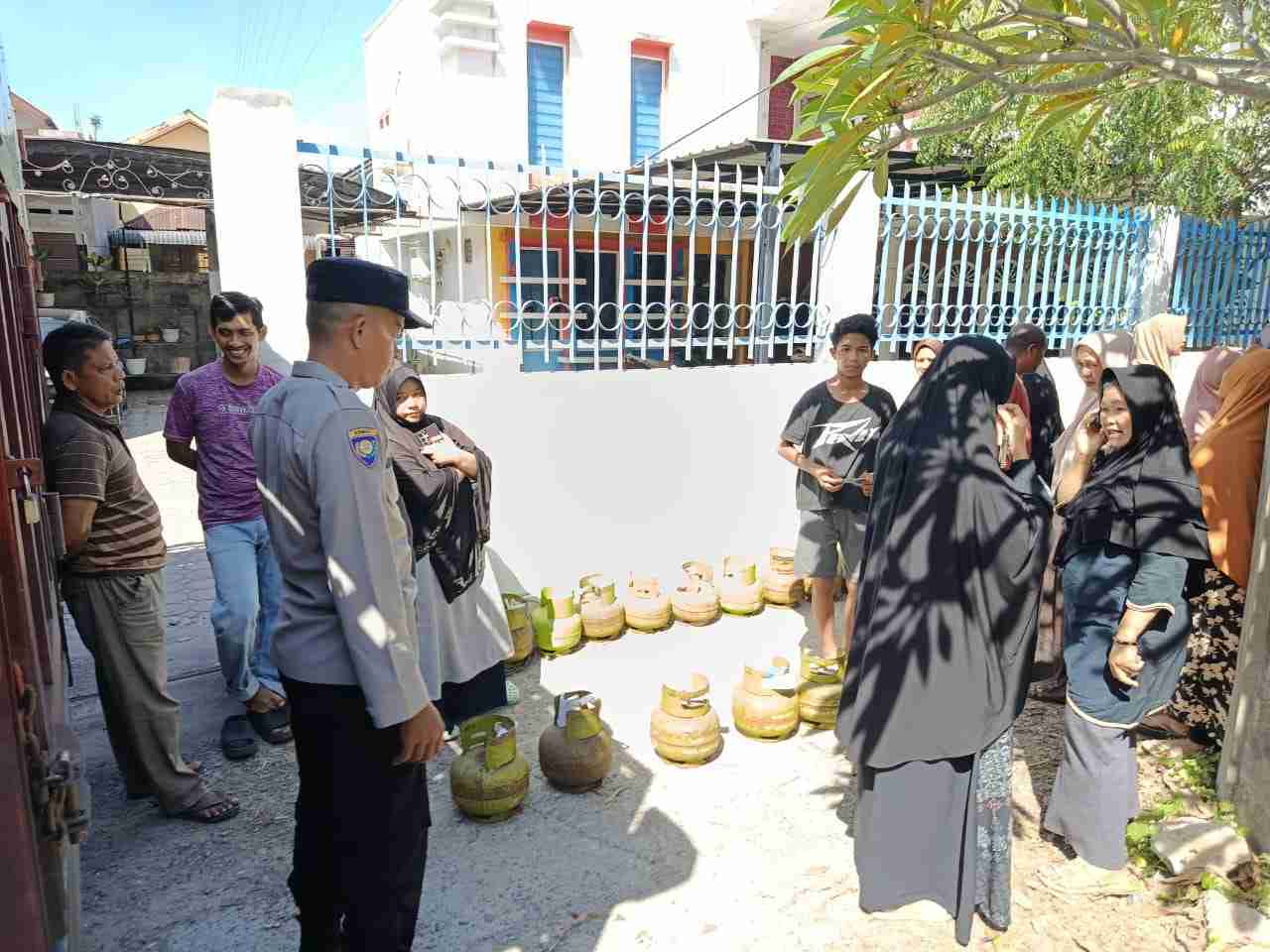 Bhabinkamtibmas Pantau Antrean Warga Untuk Mendapatkan Gas LPG