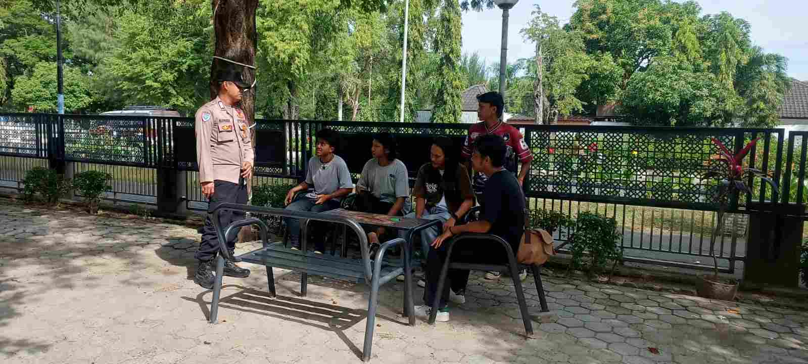 Polisi Bersama Warga Dialog di Tempat Tebuka dan Mengajak Jaga Kamtibmas Bersama – Sama