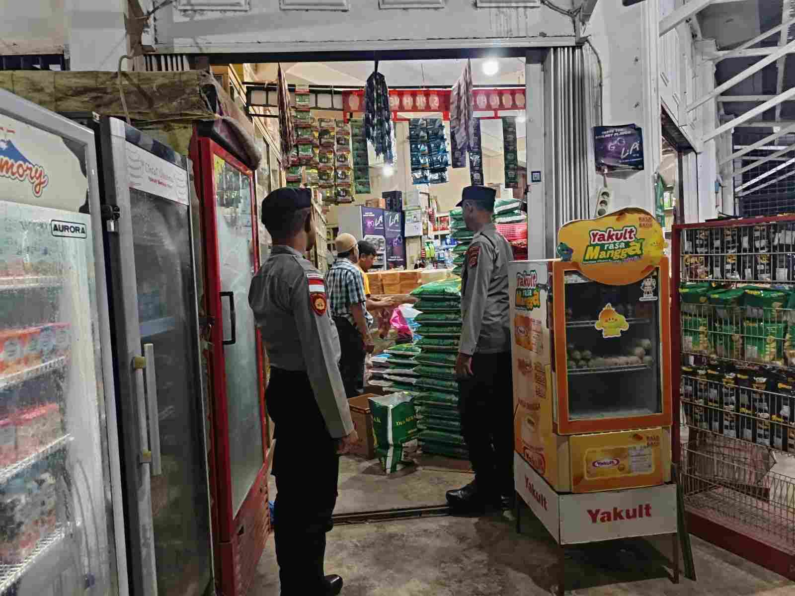 Patroli Dialogis Malam Hari, Polsek KBJ Sambangi Pedagang dan Jaga Kamtibmas