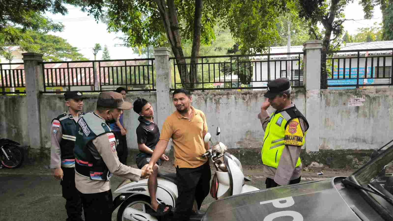 Agar Kamtibmas Kondusif, Personel Polsek Syiah Kuala Sambang Warga