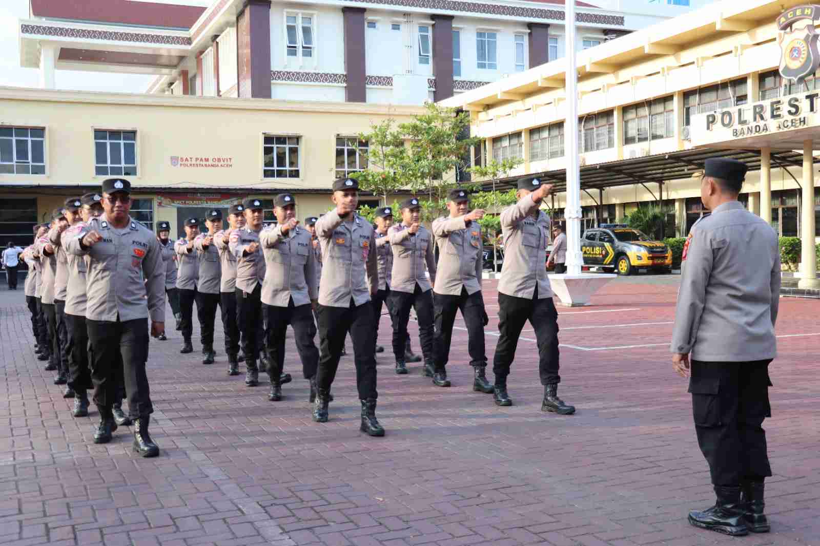 Personel Polresta Banda Aceh Laksanakan Latihan Baris Berbaris Usai Apel Pagi Untuk Melatih Kedisplinan