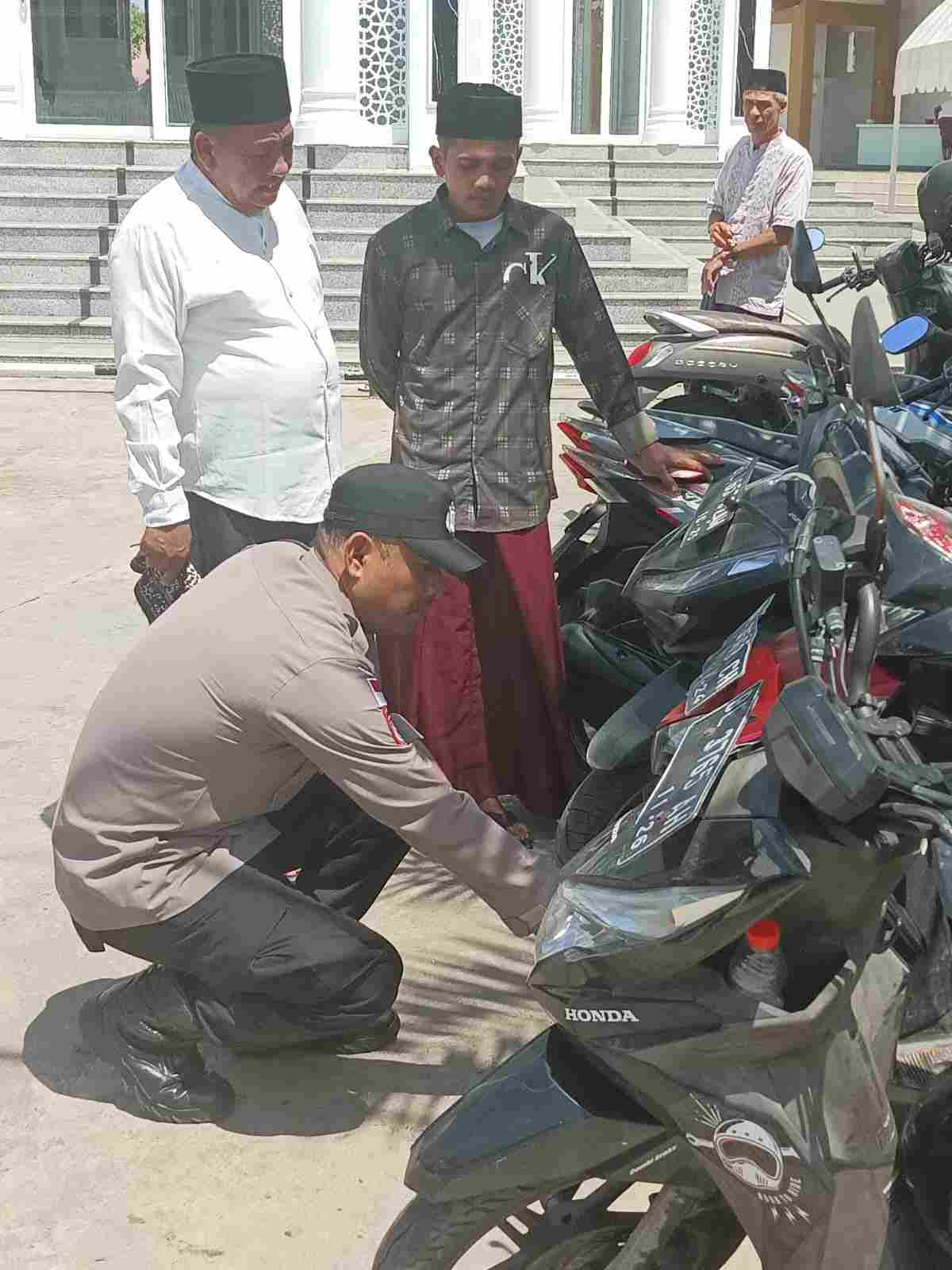 Personel Polsek Jajaran Polresta Laksanakan Patroli Harkamtibmas jelang Sholat Jumat, Jaga Situasi Aman dan Kondusif