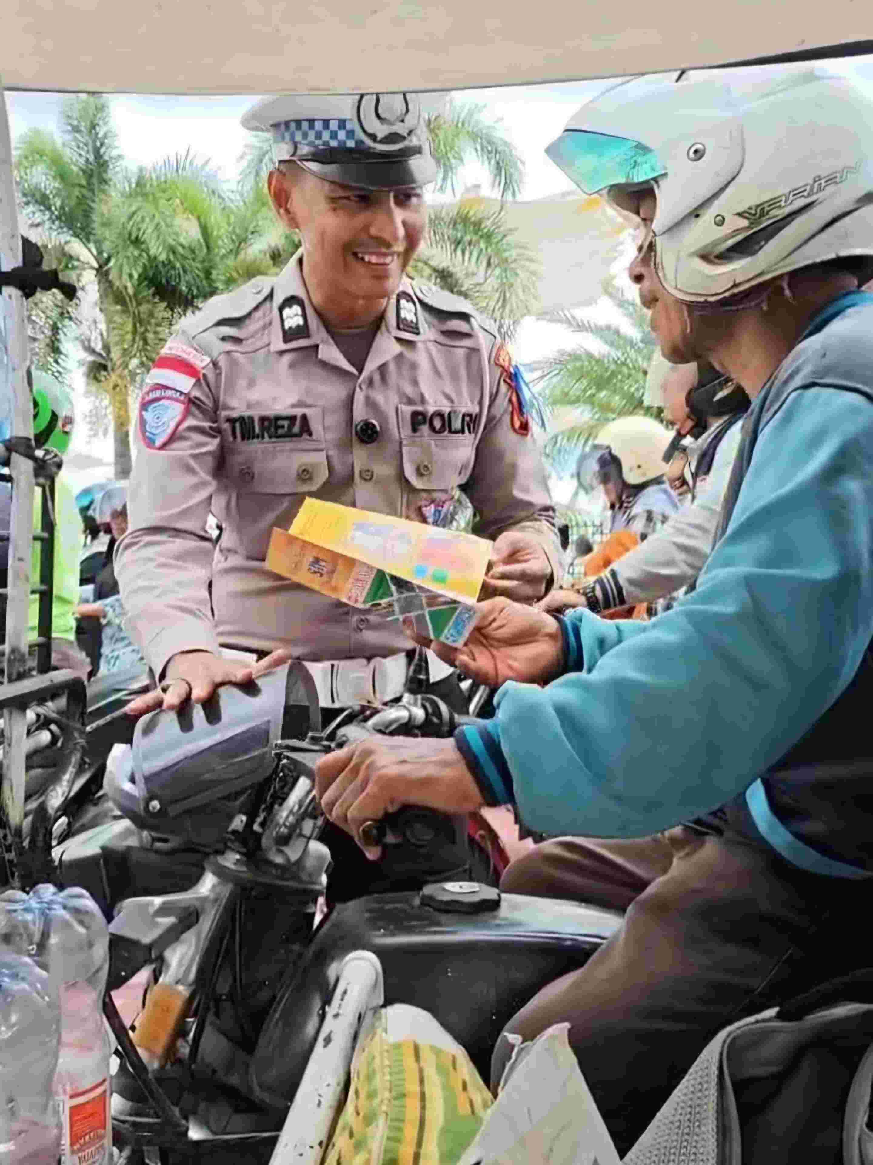 Polantas Menyapa, Bagikan Brosur Keselamatan Kepada Pengguna Jalan di Banda Aceh 