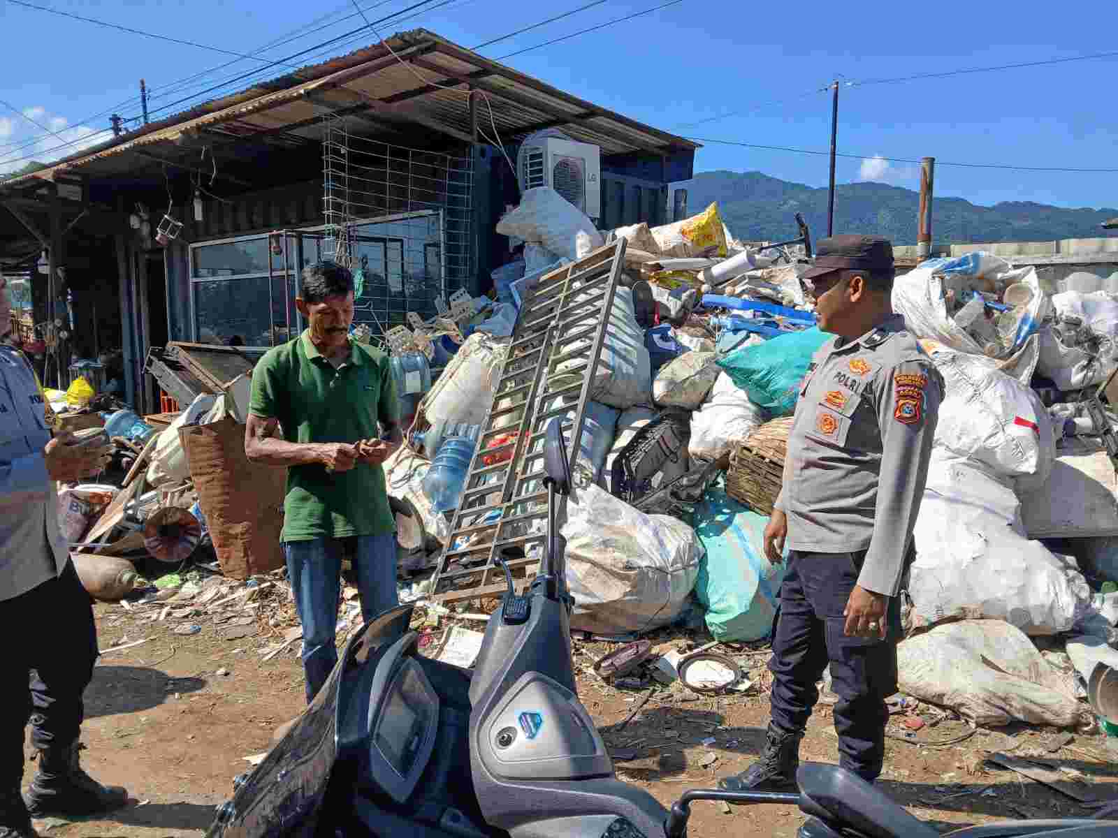 Sambangi Pengepul Barang Bekas di Banda Aceh, Bhabinkamtibmas Ajak Warga Kelola Sampah dan Jaga Keamanan - Tribratanews Polresta Banda Aceh