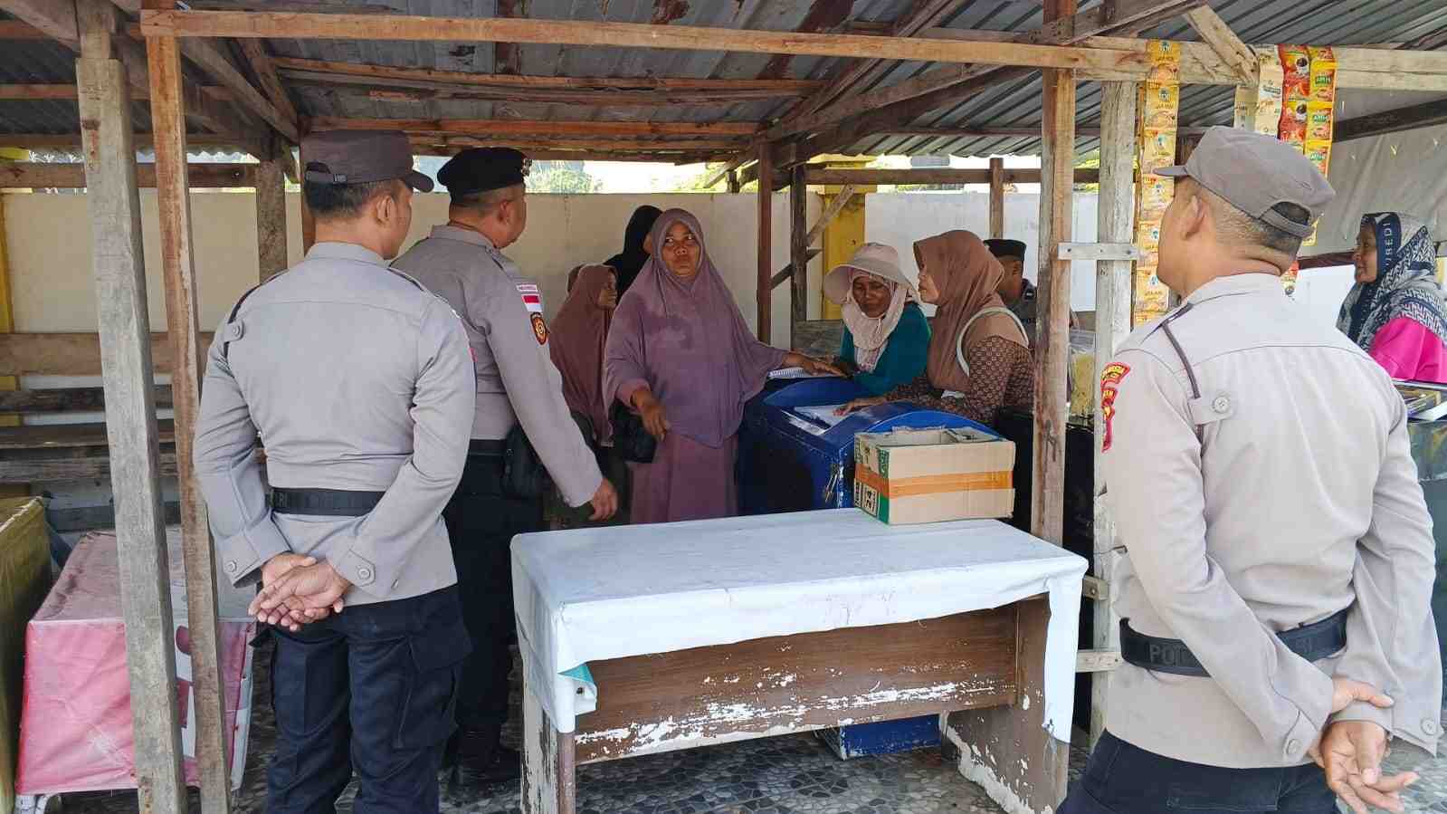 Bhabinkamtibmas Dekatkan Diri dengan Warga Melalui Patroli Dialogis dan Himbauan Kamtibmas - Tribratanews Polresta Banda Aceh