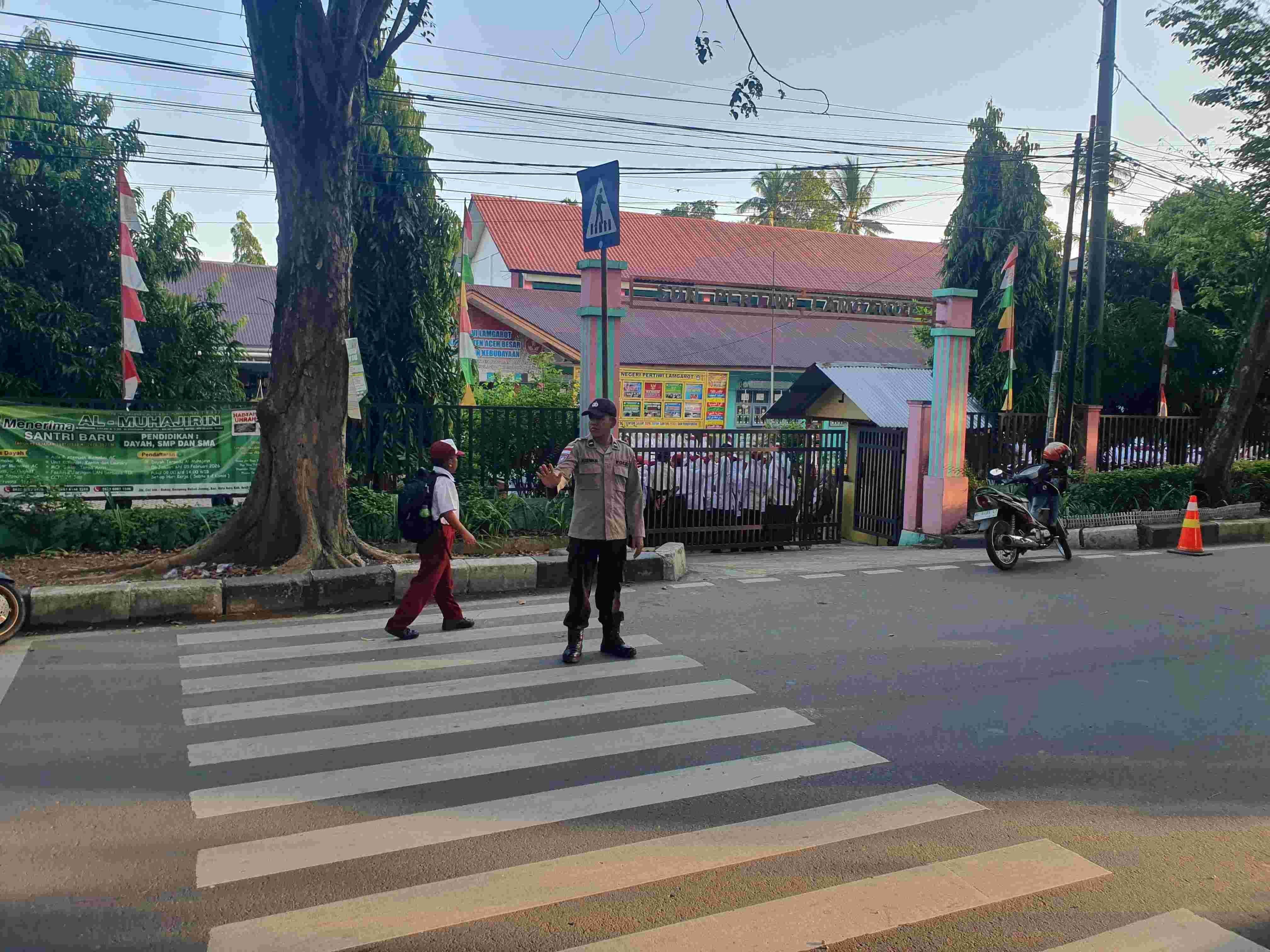 Personel Polsek di Banda Aceh Laksanakan Strong Point Jam Masuk Sekolah, Cegah Laka Lantas - Tribratanews Polresta Banda Aceh