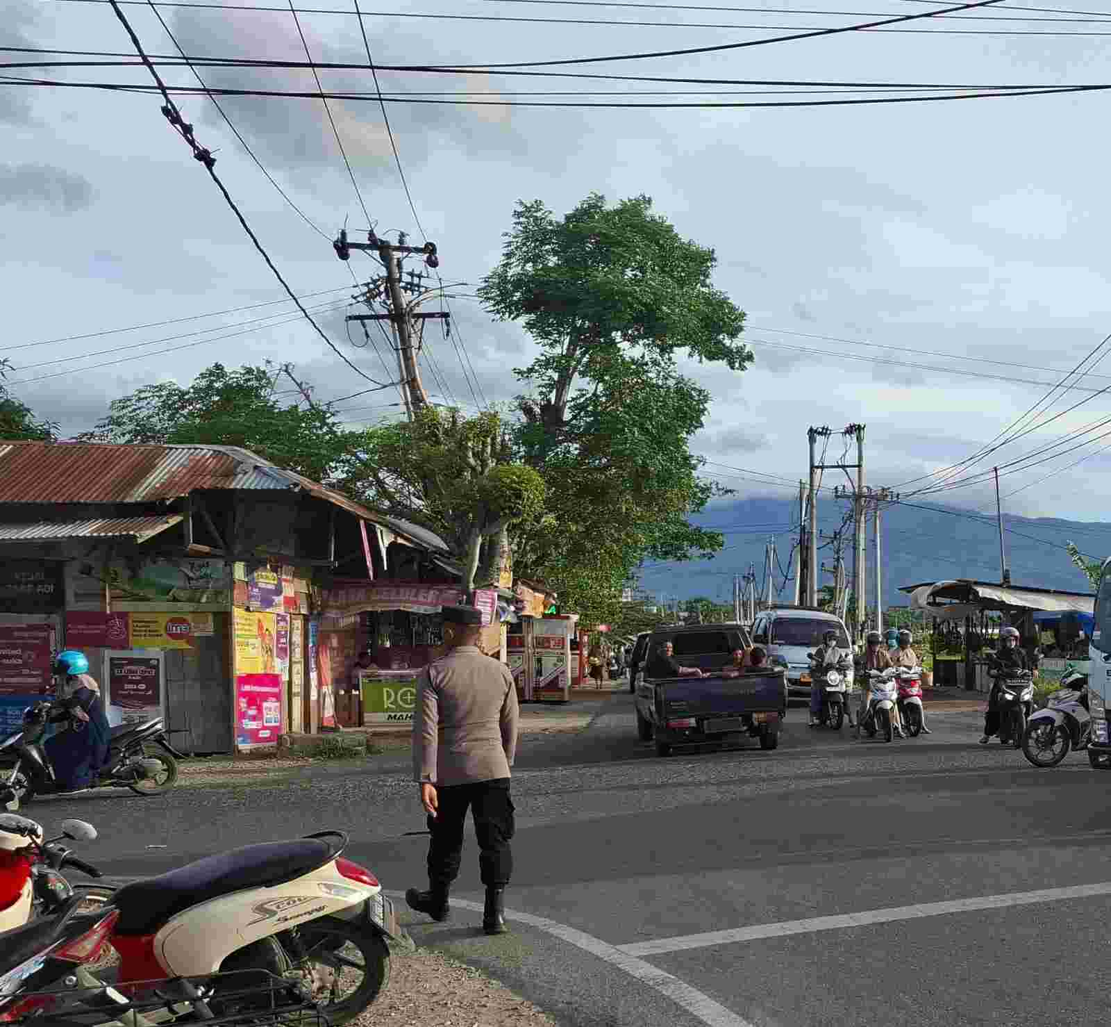 Bukti Nyata Kehadiran Polri Dalam Mengurai Kemacetan di Jembatan Cot Iri - Tribratanews Polresta Banda Aceh