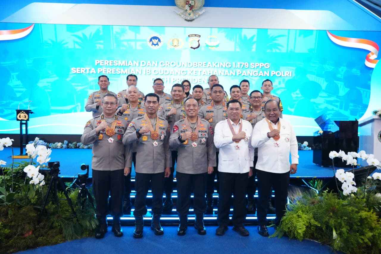 PRESIDEN PRABOWO ANUGERAHKAN BINTANG JASA DAN SATYALANCANA WIRA KARYA KEPADA PENGGERAK MBG DAN RANTAI PASOK SPPG POLRI - Tribratanews Polresta Banda Aceh