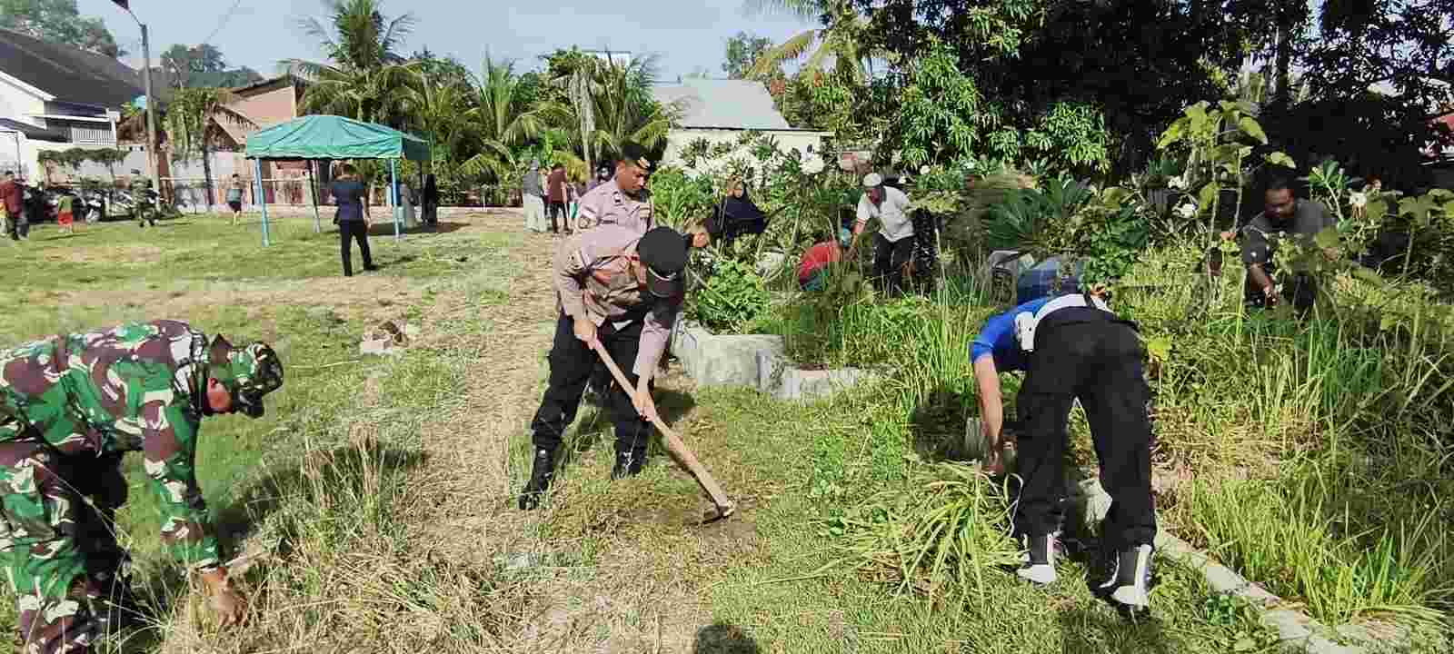 Sambut Ramadan, Muspika Ulee Kareng bersihkan Masjid dan Kuburan Desa