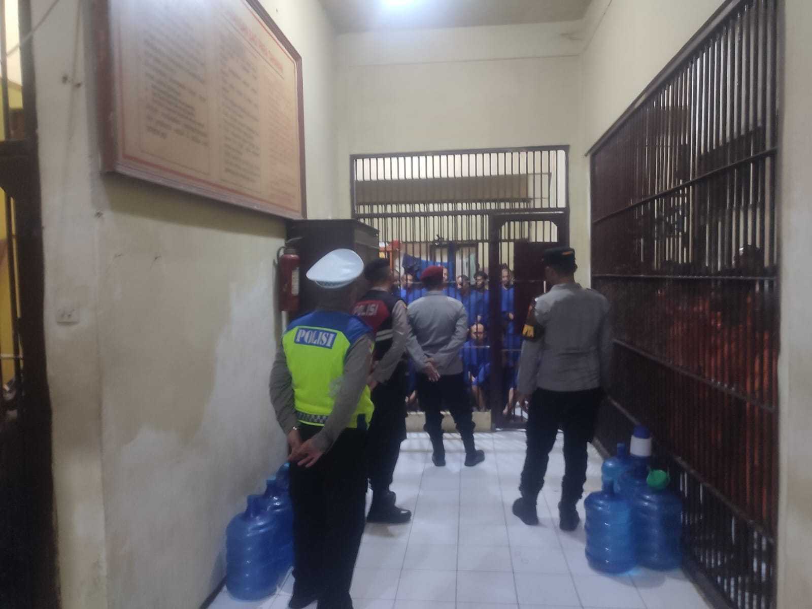 Bentuk Pengawasan, Pawas Bersama Personil Piket Polresta Banda Aceh Cek Kondisi Tahanan - Tribratanews Polresta Banda Aceh