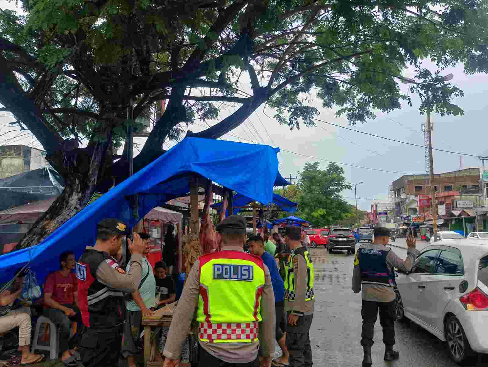 Sambut Tradisi Meugang, Polresta Kerahkan Ratusan Personel  Amankan Pasar Daging - Tribratanews Polresta Banda Aceh