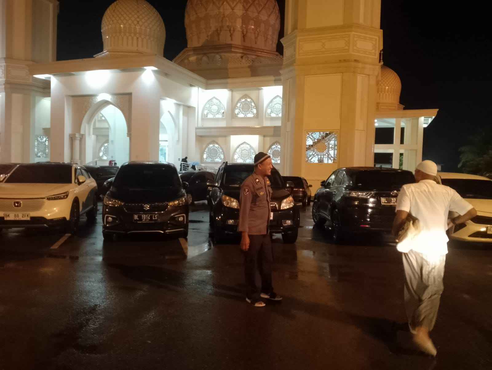 Polresta Banda Aceh Kerahkan Personel Jaga Keamanan dan Kenyamanan Warga pada Malam Pertama Tarawih