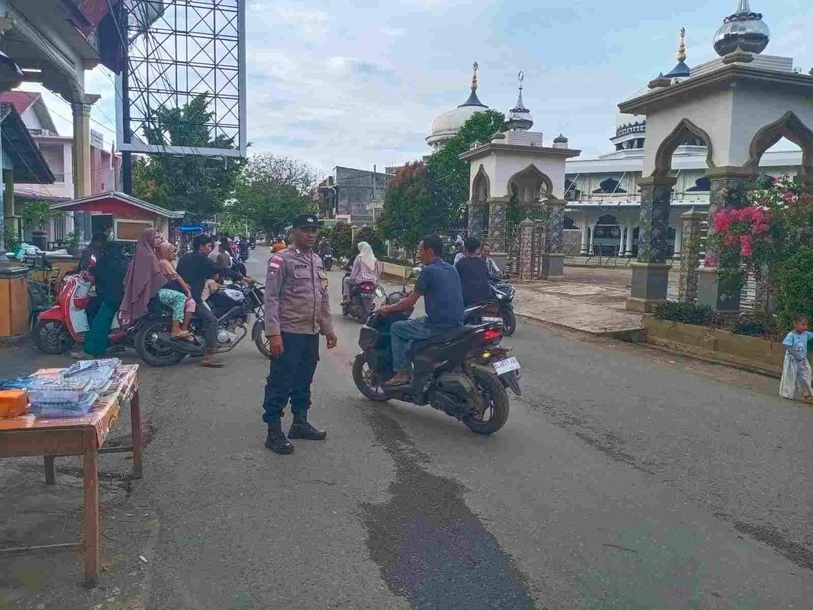 Awal Ramadhan, Warga Berburu Takjil, Polisi di Banda Aceh Lakukan Strong Point - Tribratanews Polresta Banda Aceh